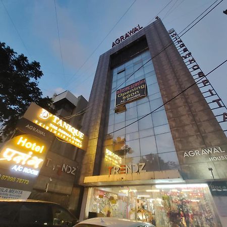 Hotel Prasang Surat Buitenkant foto