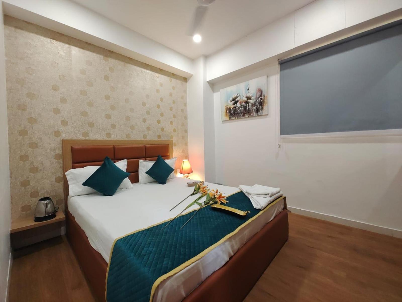 Hotel Prasang Surat Buitenkant foto
