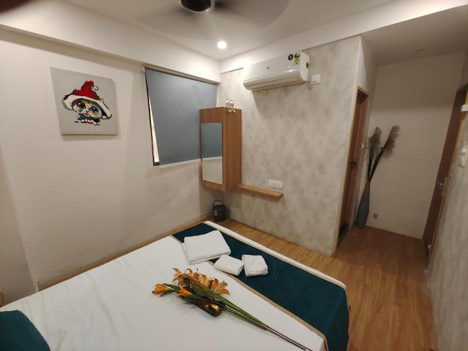 Hotel Prasang Surat Buitenkant foto