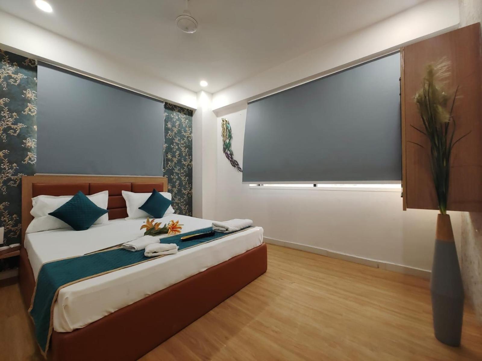 Hotel Prasang Surat Buitenkant foto